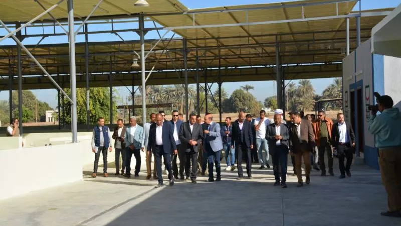 وزير التنمية المحلية ومحافظ أسوان يتفقدان مجمع مواقف وسويقات غرب وشرق مدينة كوم أمبو