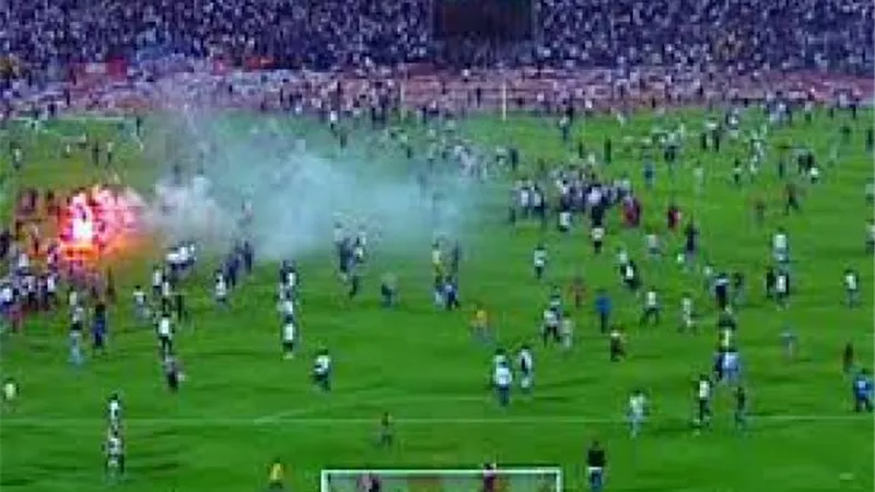 آخرها أزمة الزمالك والمصري.. تاريخ الشغب و”قلة الأدب” في الملاعب المصرية