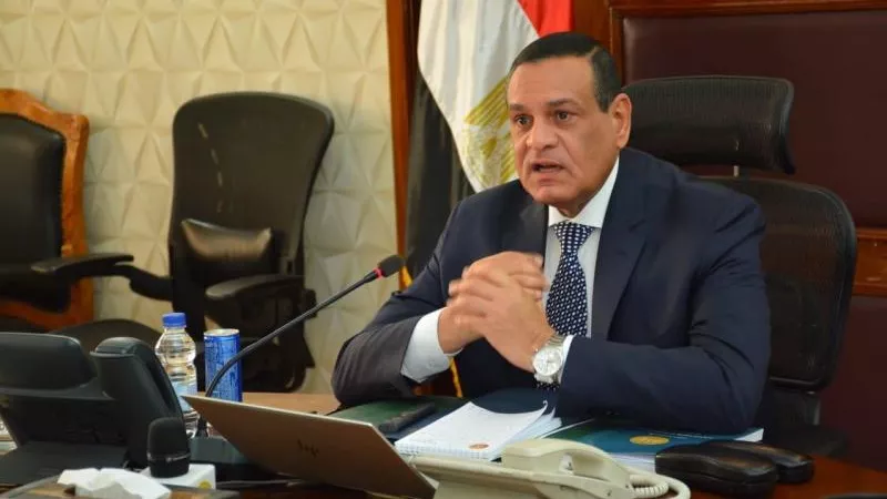 يبدأ تطبيقه الأحد.. وزير التنمية المحلية يكشف تفاصيل قانون المحال العامة
