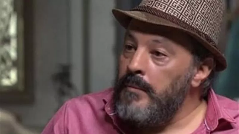 أحزان عمرو عبد الجليل.. ابنه مريض منذ 4 سنوات.. ولا يقرأ الصحف أو يشاهد التليفزيون.. وعصابات السوشيال ميديا نصبت عليه