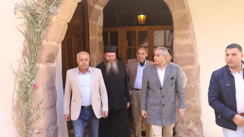 صور.. وزير القوى العاملة يزور دير سانت كاترين ويهنئ ”الرهبان”بذكرى استشهاد ”القديسة”