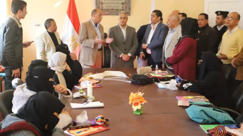 وزير القوى العاملة يوجه بتوفير وحدة متنقلة لتدريب البدويات على ”المشغولات اليدوية”