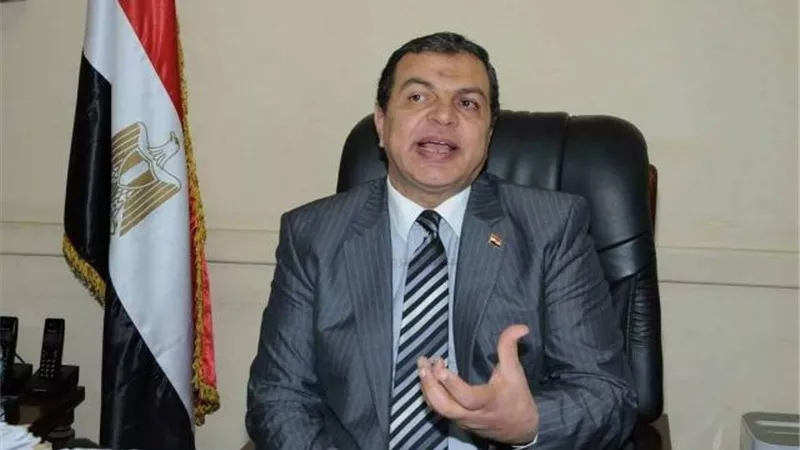 الحكومة تكشف حقيقة وقف صرف منحة الإعانة للعاملين بقطاع السياحة
