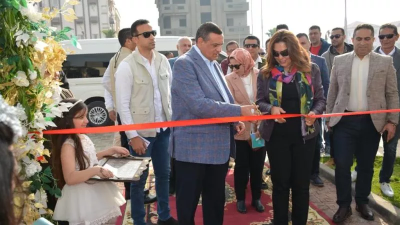 بالصور..وزير التنمية المحلية ومحافظ دمياط يفتتحان المركز التجارى ”Down twon” وموقف سيارات الأجرة برأس البر