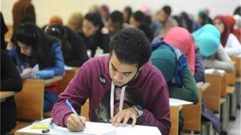 طلاب الإعدادية بالقاهرة يؤدون امتحان الجبر والإحصاء