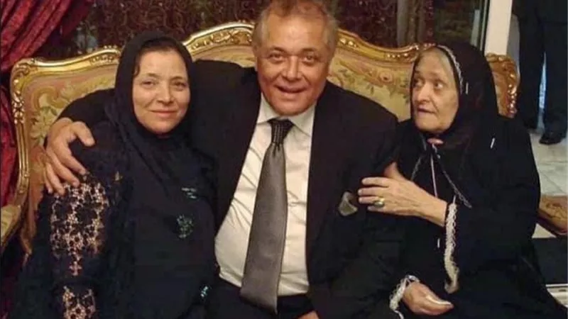 بصورة من صندوق الذكريات.. محمد محمود عبد العزيز يطلب من جمهوره الدعاء لوالده وعمته