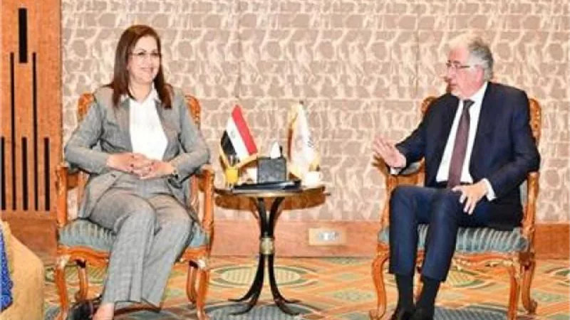 وزيرة التخطيط تلتقي الرئيس التنفيذي للمؤسسة الدولية الإسلامية لبحث تعميق التعاون