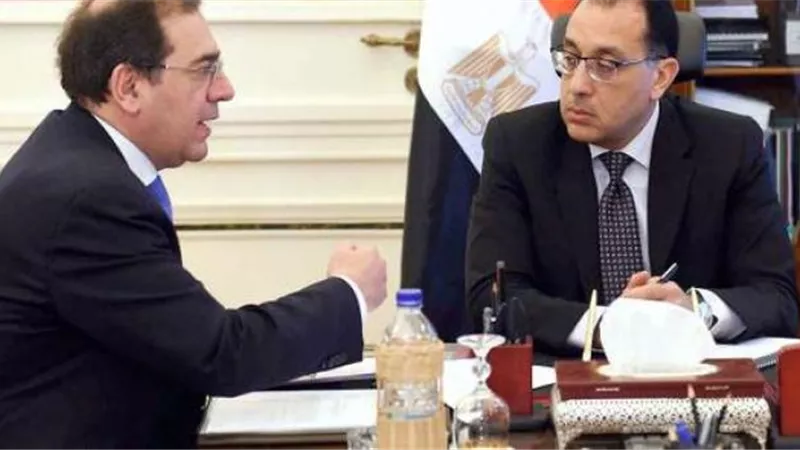 رئيس الوزراء يبحث مع الملا الموقف التنفيذى لمشروعات البترول
