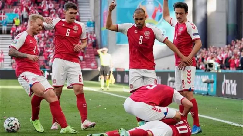 أنباء عن وفاته.. أول صور سقوط إريكسون في ملعب مباراة الدنمارك و فنلندا