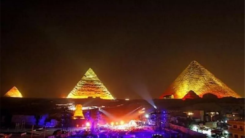 توقيع عقد تطوير عروض الصوت والضوء بالأهرامات