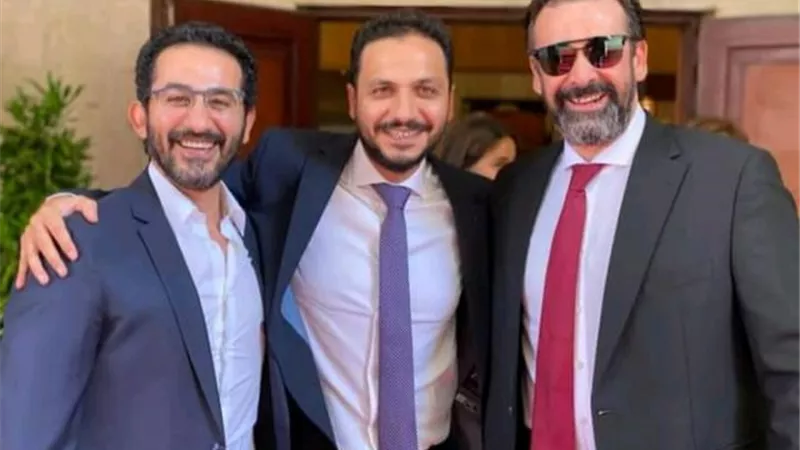 كريم عبد العزيز برفقة أحمد حلمي وبيتر ميمي في أحدث ظهور