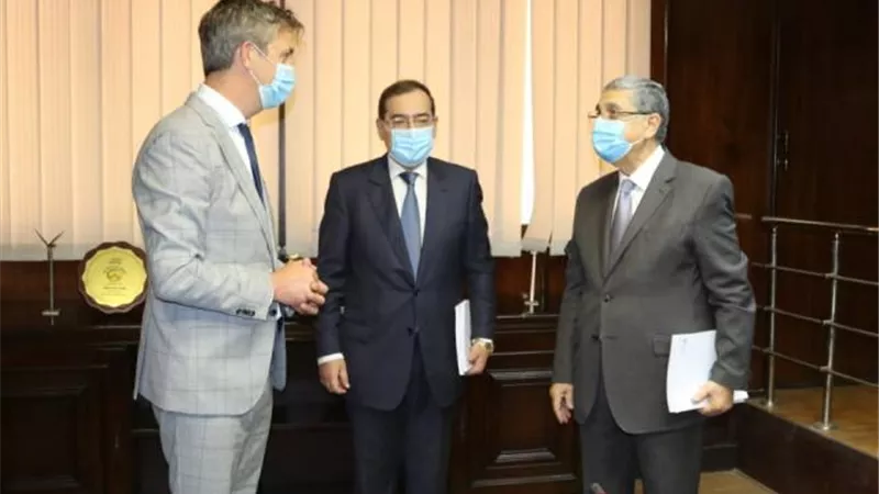 وزيرا الكهرباء والبترول يتسلمان دراسة جدوى مشروع إنتاج الهيدروجين الأخضر