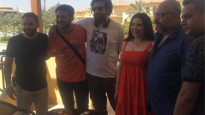 بالصور.. فريق عمل ”عودة الأب الضال” يحتفل بعيد ميلاد بيومي فؤاد
