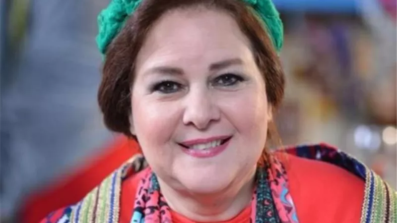 بالملابس الملونة والضحك.. وسائل تستخدمها عائلة دلال عبد العزيز لإخفاء خبر وفاة زوجها عنها