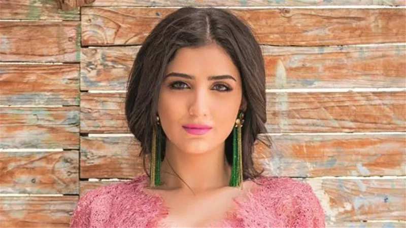 شاهد.. مي عمر بإطلالة جديدة بفستان أسود قصير