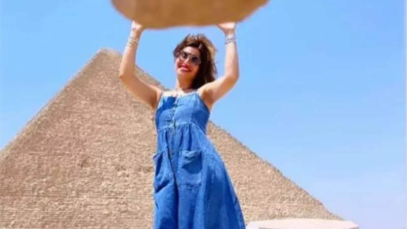 منة فضالي من أمام الأهرامات: افعل ما يجعل حياتك سعيدة