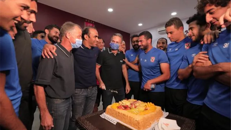 الأهلي يكرم مساعدي فايلر ب”تورتة” تقديرا لمجهوداتهم مع الفريق