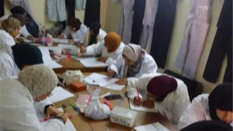 شاهد.. بدء دورة تدريبية على مهنة التفصيل والحياكة لفتيات الغربية