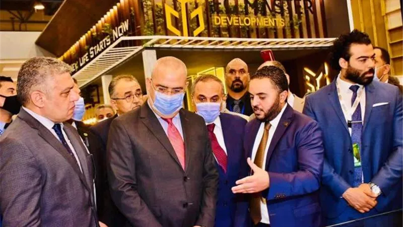 وزير الإسكان يزور جناح العتال في معرض ” عقارى ”