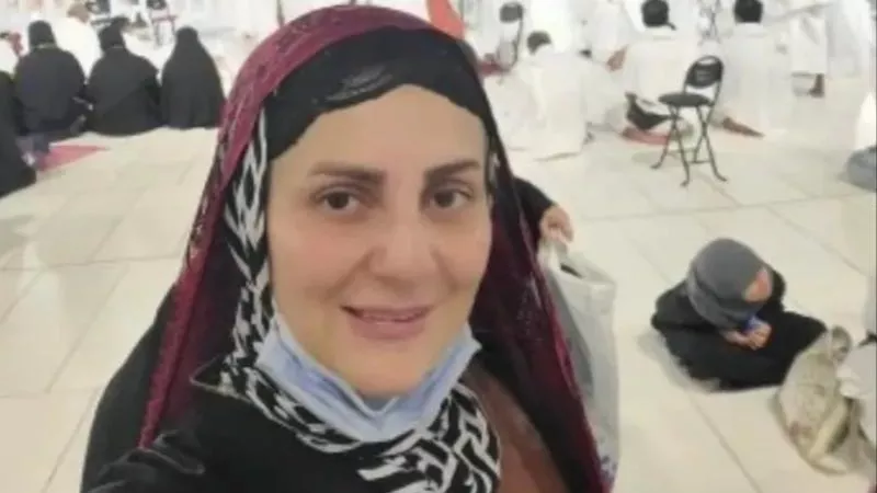 رانيا محمود ياسين تؤدي مناسك العمرة لوالدها الراحل