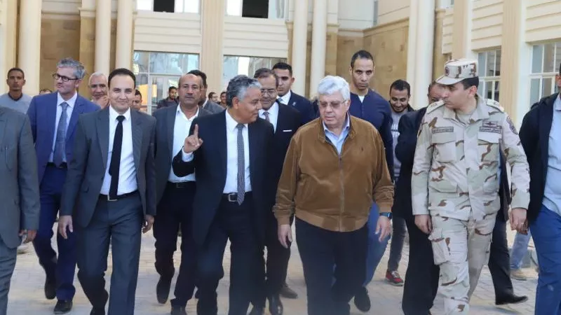 وزير التعليم العالى يتفقد المنشآت الجديدة بجامعتي  جنوب الوادي الحكومية والأهلية