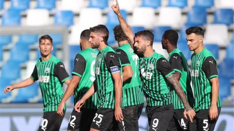 ساسولو ينتزع صدارة الدوري الإيطالي في كبرى مفاجآت البطولة