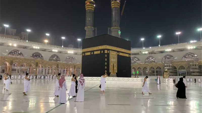 بالصور.. طلائع زوار المسجد الحرام يصلون لأداء مناسك العمرة