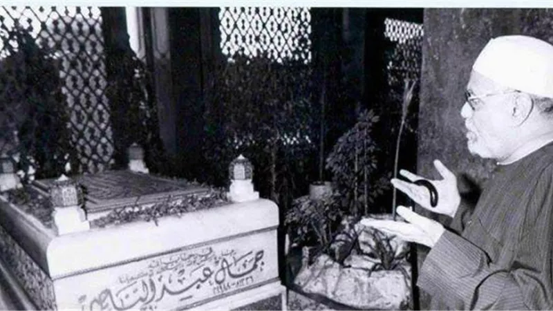 برغم خلافه الشديد معه .. سر رؤيا الشعراوى الغامضة التى جعلته يزور قبر عبد الناصر ويقرأ له الفاتحة