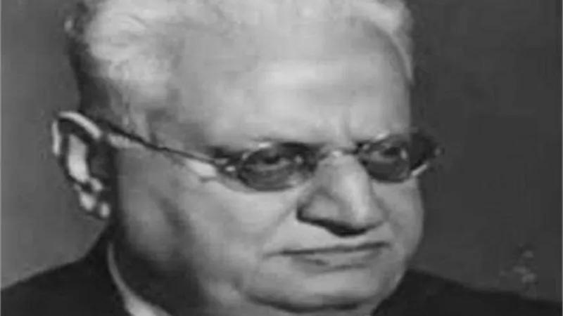 الزعيم طالبه  بتمصير المسرح.. كسر يد زوجته بسبب حبه للغة العربية..  يوسف وهبي تمني أن يكون ”خدام ” له .. وحكايته مع الملك فاروق .. أسرار في حياة  جورج أبيض