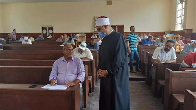 أمين ”البحوث الإسلامية” يتابع الاختبارات التحريرية لاختيار مبعوثي الأزهر إلى دول العالم