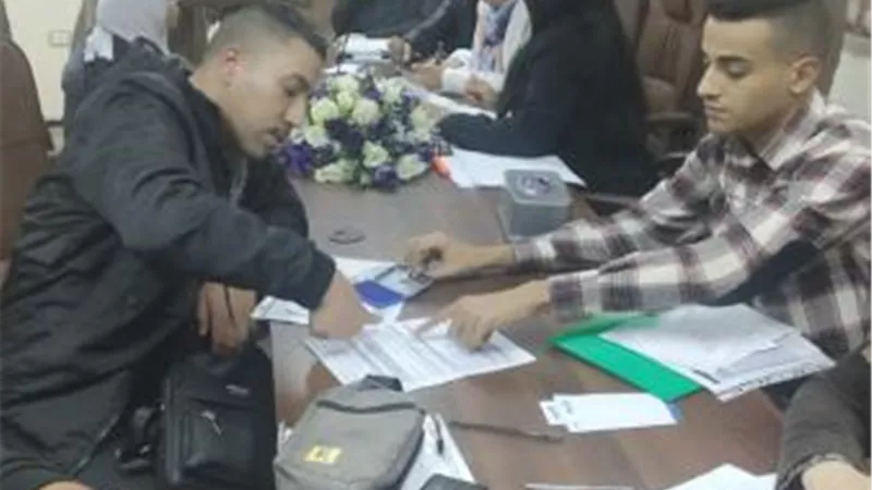 صور.. تسليم عقود عمل لذوي الهمم