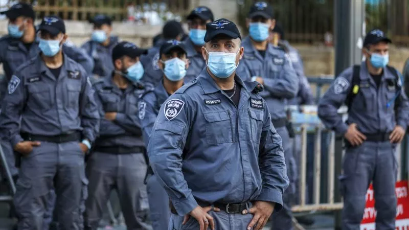 إسرائيل تعتقل عشرات الفلسطينيين وترفع التأهب لأعلى مستوى