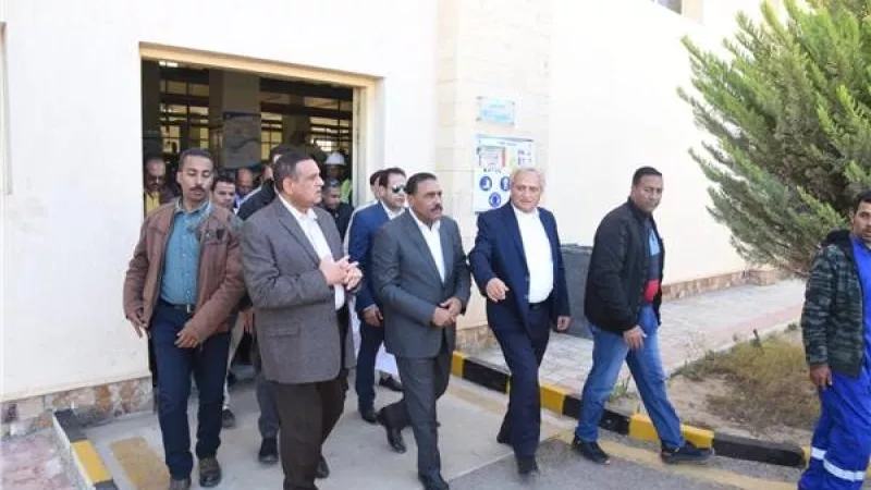 اللواء هشام آمنة يتفقد أعمال أكبر محطة لتحلية المياه في مطروح