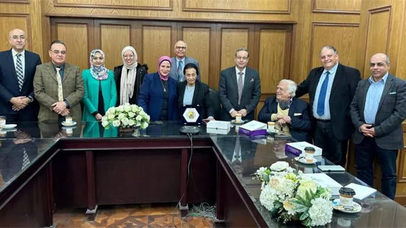 رئيس مركز بحوث البناء يكرم حبيبة حسن واصف لفوزها بجائزة ولقب «الأسطورة الحية للاتحاد الدولي لعلوم التغذية»