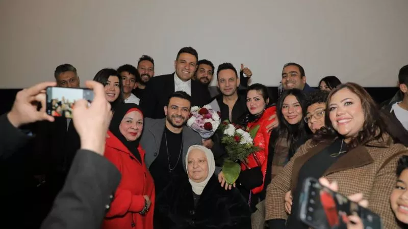 مصطفي قمر يحتفل مع محمد نور وفريق عمل ”الحب بتفاصيله ”