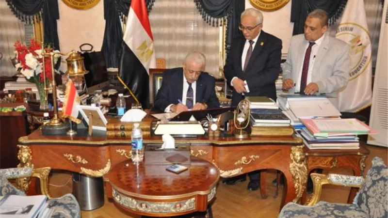«شوقي» يعتمد نتيجة الدبلومات الفنية الدور الثاني