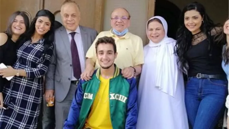 أشرف زكي يهنىء شقيقته ماجدة زكي على مسلسل ”قوت القلوب 2”