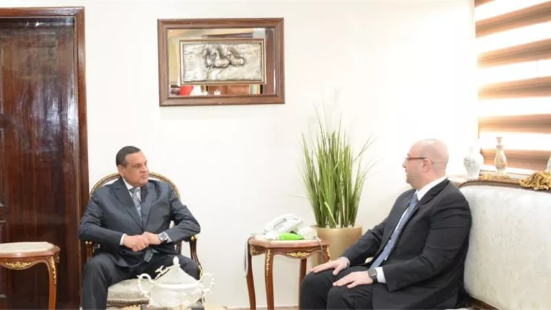 وزير التنمية المحلية يتابع مع محافظ بنى سويف الموقف التنفيذي لمشروعات ”حياة كريمة”
