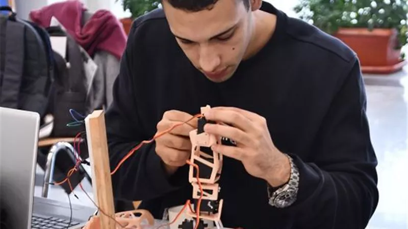 روبوتات خدمية بمعرض طلاب هندسة الجامعة الألمانية بالقاهرة