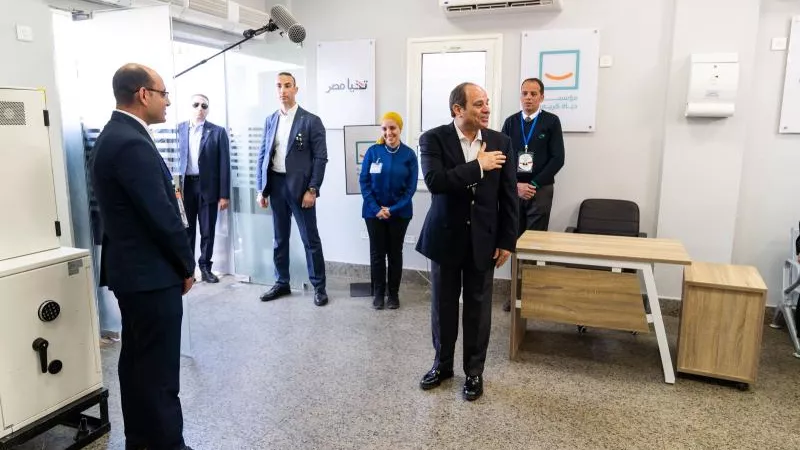 السيسي يتفقد مكتب بريد معصرة ملوي بمحافظة المنيا