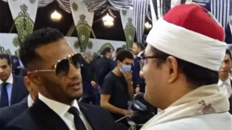 بعد إثارة الجدل.. أشهر قارىء في مصر يحذف صورته مع محمد رمضان