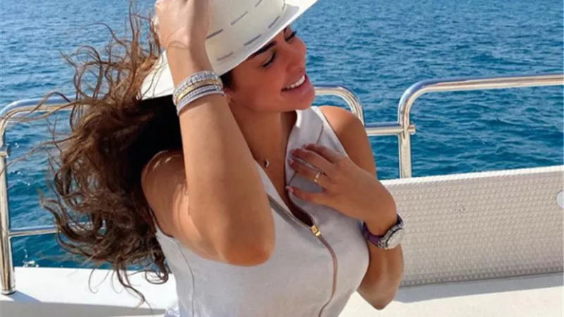 ”في البحر ملكة”.. ياسمين صبري في صورة جديدة علي البحر