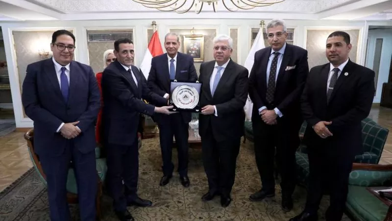 وزير التعليم العالي يتابع دور الجامعات المصرية في المشروع القومي لمحو الأمية