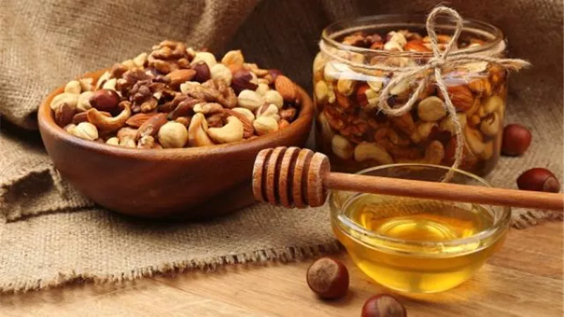 فوائد غير متوقعة عند تناول المكسرات مع العسل.. تعرفي عليها