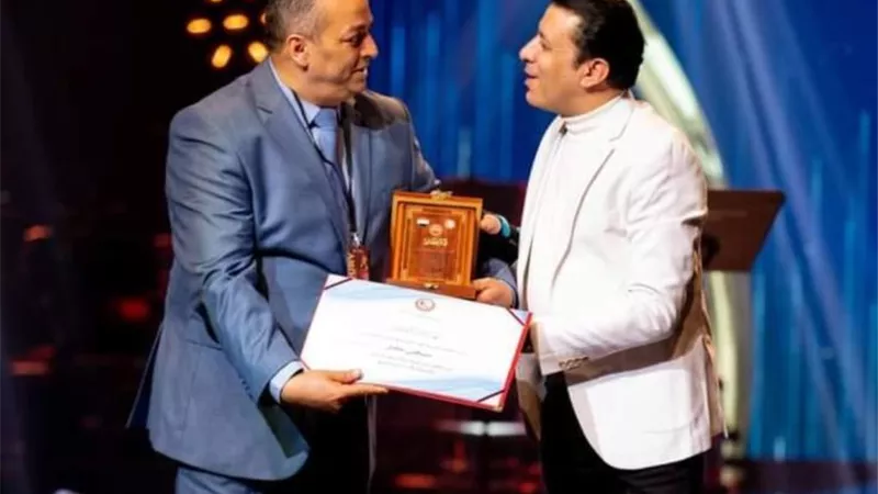 تكريم نقيب الموسيقيين مصطفى كامل من مهرجان الأغنية العربية بتونس