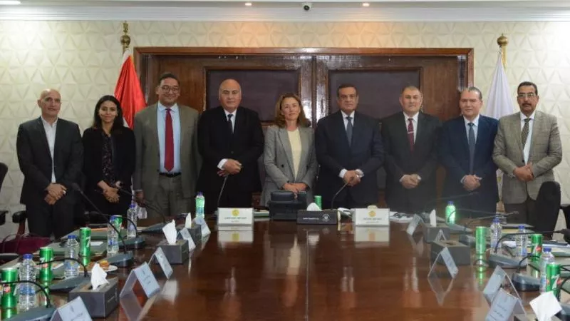 وزير التنمية المحلية يبحث مع وفد البنك الدولى ملف التنمية الاقتصادية لبرنامج التنمية المحلية بصعيد مصر