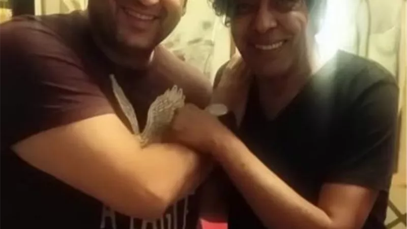 كل سنة وأنت طيب يا كينج.. أكرم حسني يهنىء محمد منير بعيد ميلاده