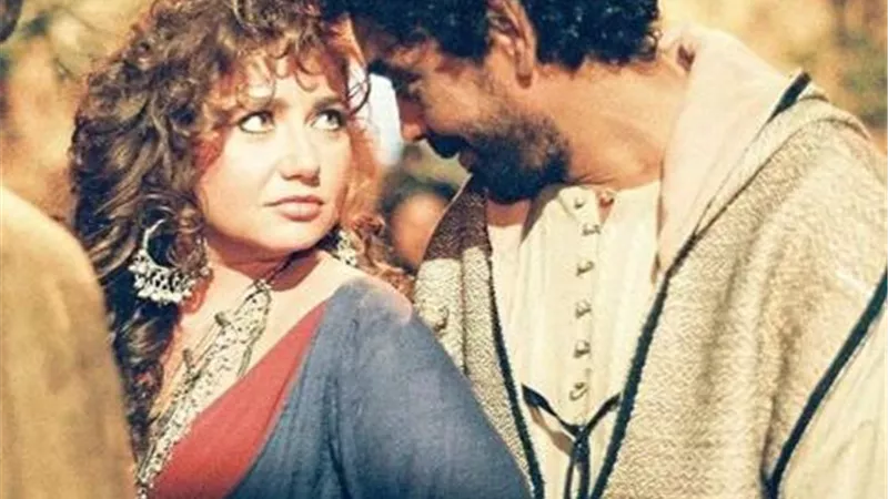 الغجرية.. ليلي علوي تحتفل بعيد ميلاد الكينج محمد منير بصورة من فيلم ”المصير”