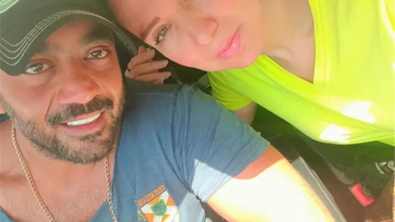 أحمد فلوكس يغاول زوجته : بحبك وبحب حياتي وأنتي فيها