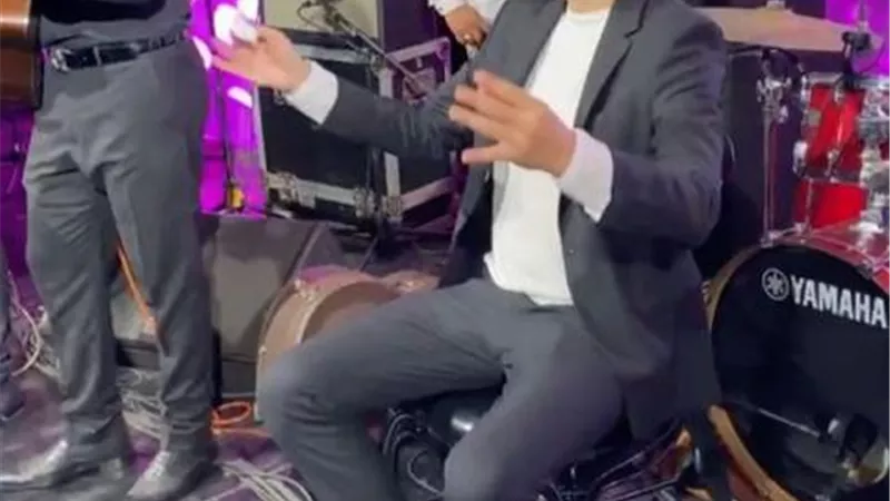 بالفيديو.. كريم محمود عبد العزيز يرقص على أغنية ”عم يا صاحب الجمال”